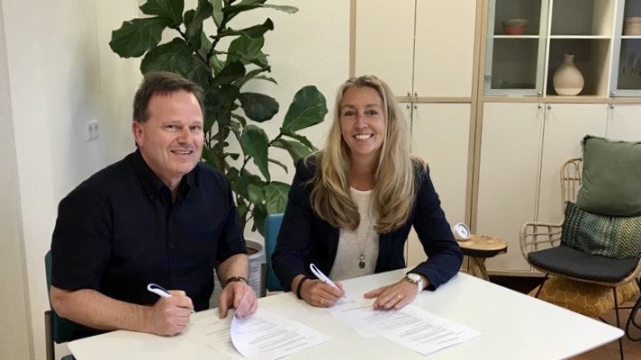 Peter Viehoff (Fysio- en manuele Therapie ’t Gilde) en Annemarie Beintema (Cancer Care Center) bezegelen hun samenwerking door ondertekening van het contract